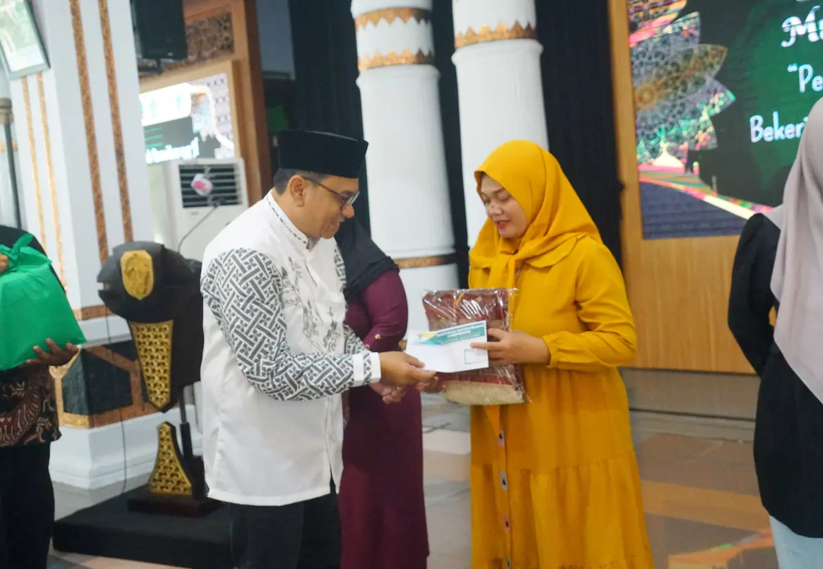 Plt Bupati Pati Risma Ardhi Chandra menyalurkan bingkisan santunan kepada perwakilan mualaf di Pendopo Kabupaten Pati dalam kegiatan Berkah Ramadan