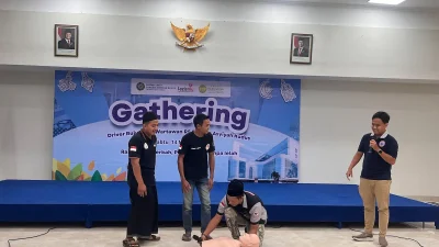 Suasana relawan dan pengemudi ambulans saat mempraktikkan resusitasi jantung paru pada manekin di RS Sarkies 'Aisyiyah Kudus.