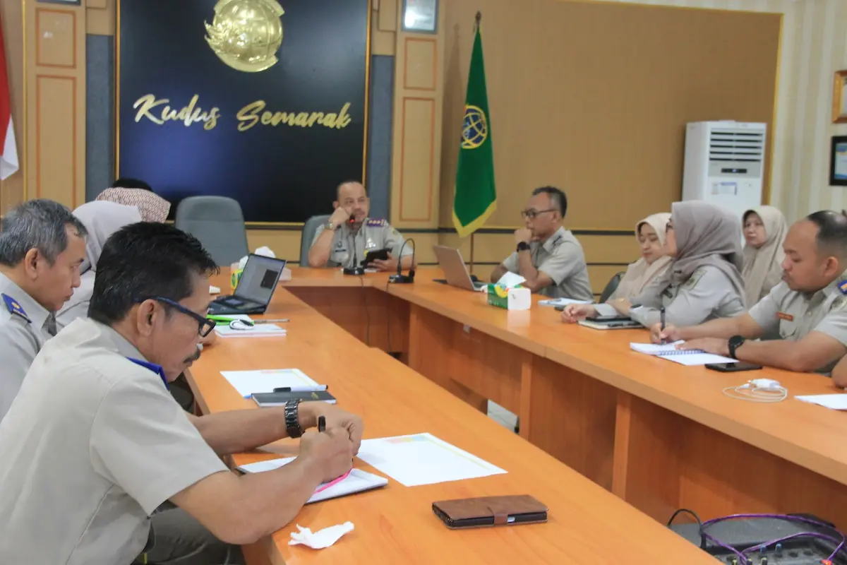 Kepala Kantor Pertanahan Kudus Heru Muljanto sedang memimpin rapat evaluasi kinerja Coffee Morning bersama para pegawai