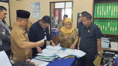 Rombongan Komisi D DPRD Pati sedang berdialog dengan pihak pendidik saat melakukan sidak di SMPN 1 Tayu terkait ijazah yang tertahan