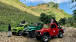 Sekelompok wisatawan tampak sangat antusias menikmati keindahan alam Desa Wisata Sukolilo Pati dengan menaiki Jeep petualangan