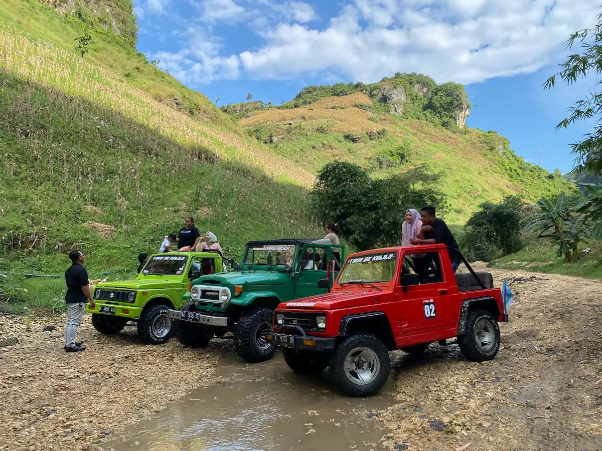 Sekelompok wisatawan tampak sangat antusias menikmati keindahan alam Desa Wisata Sukolilo Pati dengan menaiki Jeep petualangan