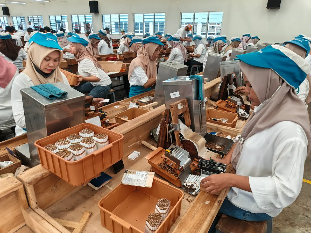 ribuan karyawan pabrik rokok di Kudus yang sedang sibuk memproduksi lintingan rokok di area pabrik