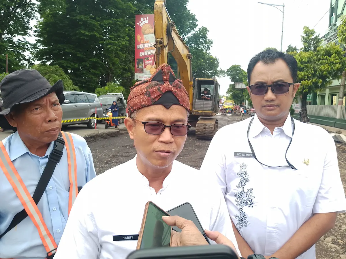 Kepala Dinas PUPR Kudus Harry Wibowo memberikan keterangan terkait pengetatan izin dan evaluasi proyek galian fiber optik di Kudus.
