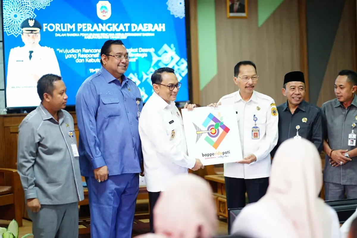 Suasana rapat Plt Bupati Pati bersama jajaran OPD dan pemangku kepentingan di Ruang Rapat Rajawali Bapperida Pati.
