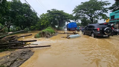 Kondisi genangan air banjir bandang yang merendam ruas jalan nasional Pantura di kawasan Desa Ketitang Wetan, Kabupaten Pati.