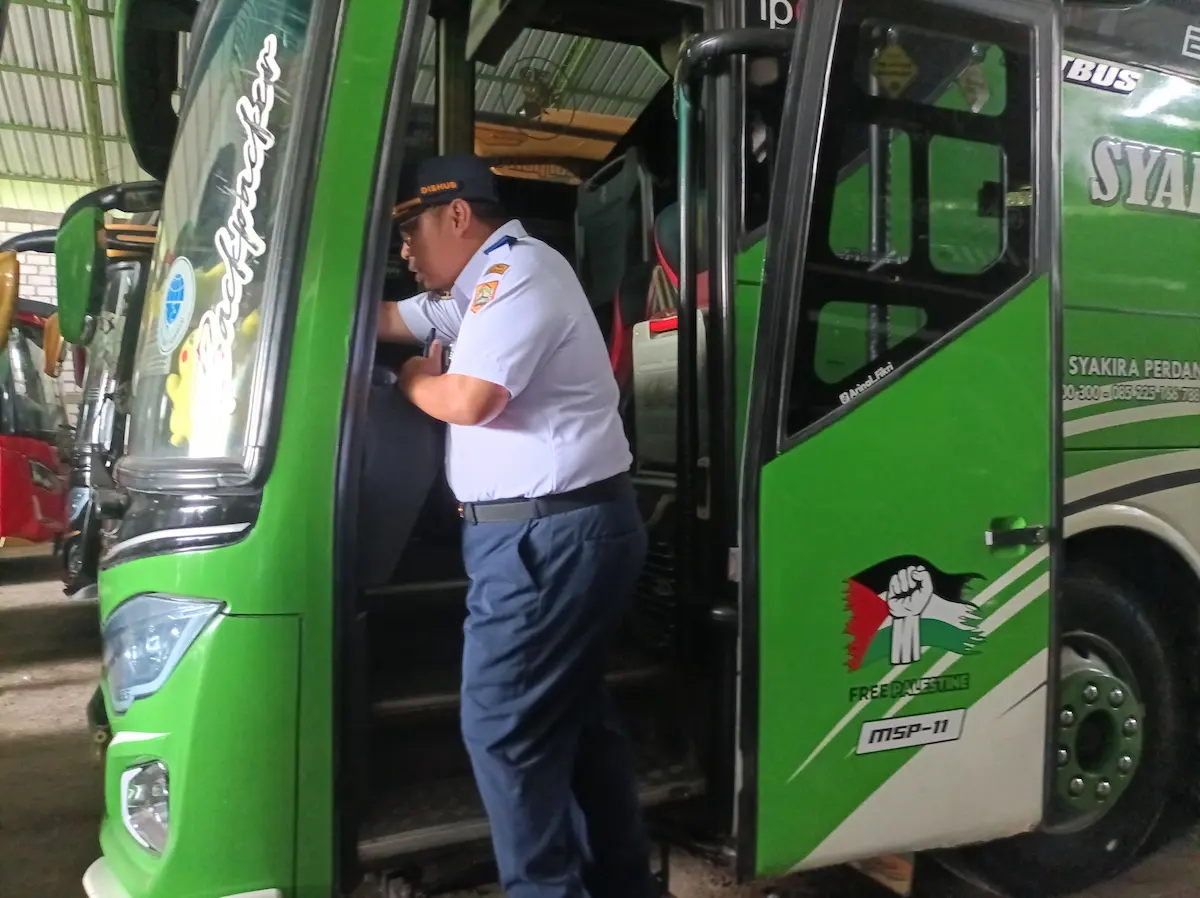 Petugas Dishub Pati mengecek kesiapan mesin dan kelengkapan bus mudik Lebaran di garasi