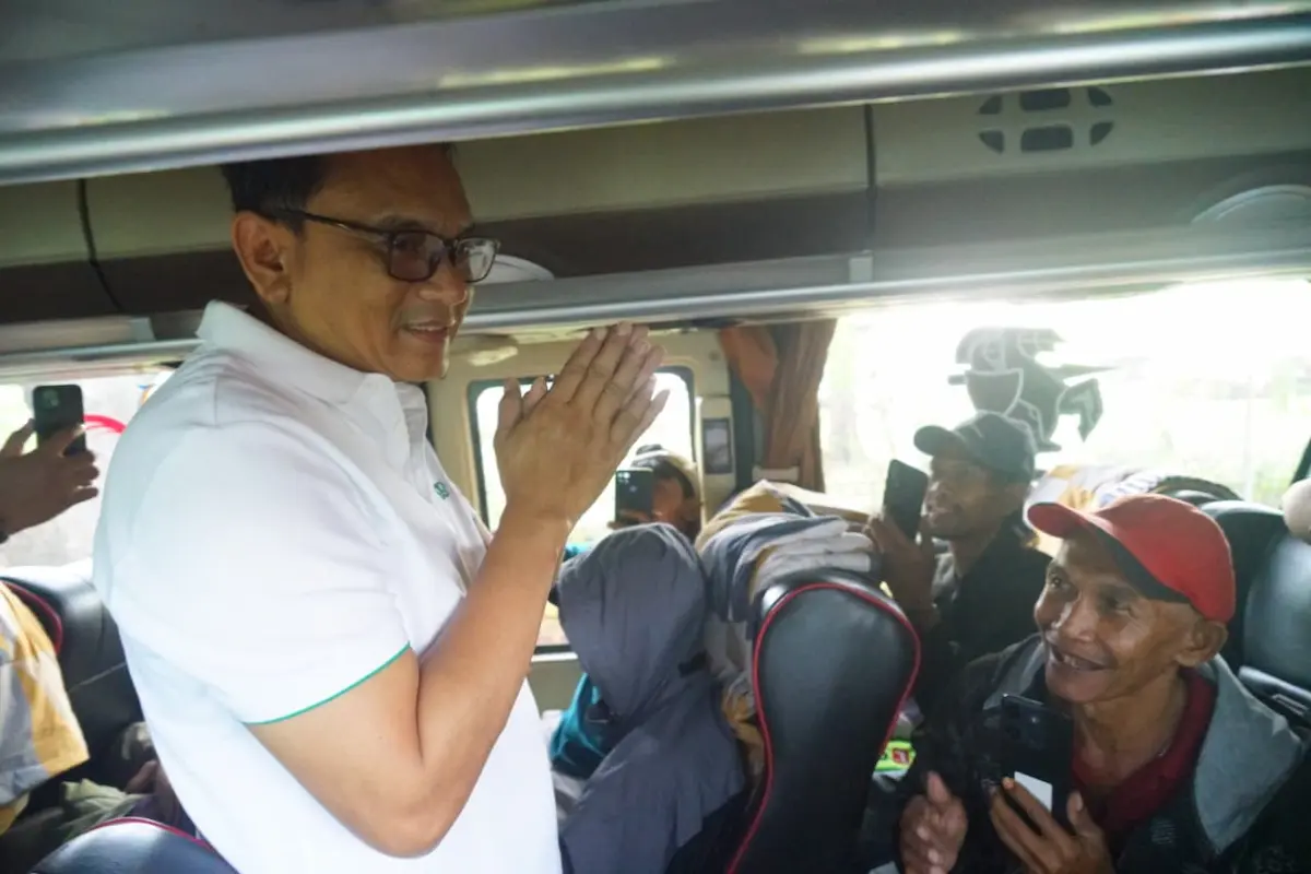 Ratusan warga berkerumun di sekitar deretan bus untuk bersiap mengikuti program mudik gratis dari Jakarta menuju Jawa Tengah.
