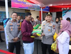 Polres Kudus Buka Pasar Murah, Warga Berburu Sembako
