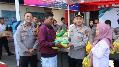 Polres Kudus Buka Pasar Murah, Warga Berburu Sembako