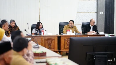 suasana rapat sosialisasi penyelesaian sengketa lahan Pundenrejo dan reforma agraria di Setda Pati