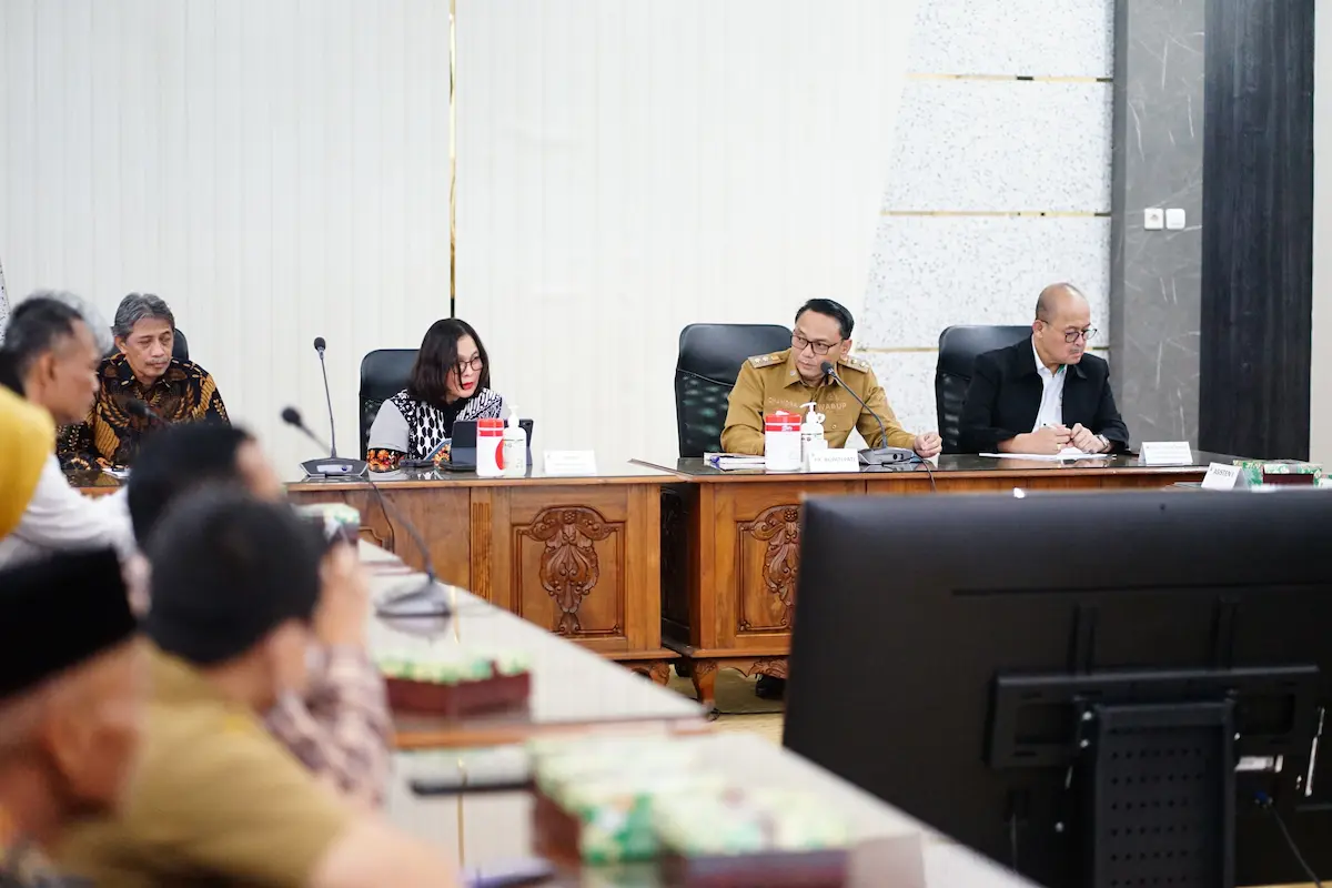suasana rapat sosialisasi penyelesaian sengketa lahan Pundenrejo dan reforma agraria di Setda Pati