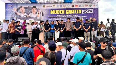 Wakil Bupati Kudus Bellinda Birton dan Gubernur Jateng Ahmad Luthfi saat melepas rombongan bus mudik gratis di TMII Jakarta.