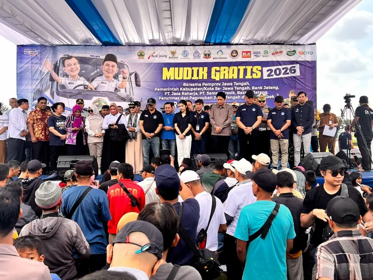 Wakil Bupati Kudus Bellinda Birton dan Gubernur Jateng Ahmad Luthfi saat melepas rombongan bus mudik gratis di TMII Jakarta.
