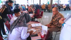 Bupati Banyumas Sadewo Tri Lastiono sedang menyerahkan dana zakat secara langsung kepada petugas BAZNAS dalam acara Gerakan Cinta Zakat di Pendopo Si Panji.
