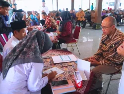 Bupati Banyumas Tunaikan Zakat, BAZNAS Siapkan Rp 1,1 Miliar dan Posko Mudik Gratis