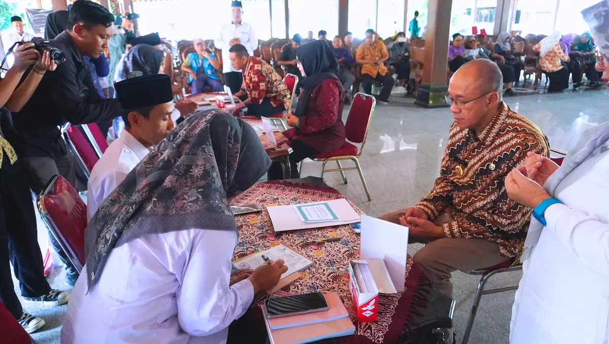 Bupati Banyumas Sadewo Tri Lastiono sedang menyerahkan dana zakat secara langsung kepada petugas BAZNAS dalam acara Gerakan Cinta Zakat di Pendopo Si Panji.