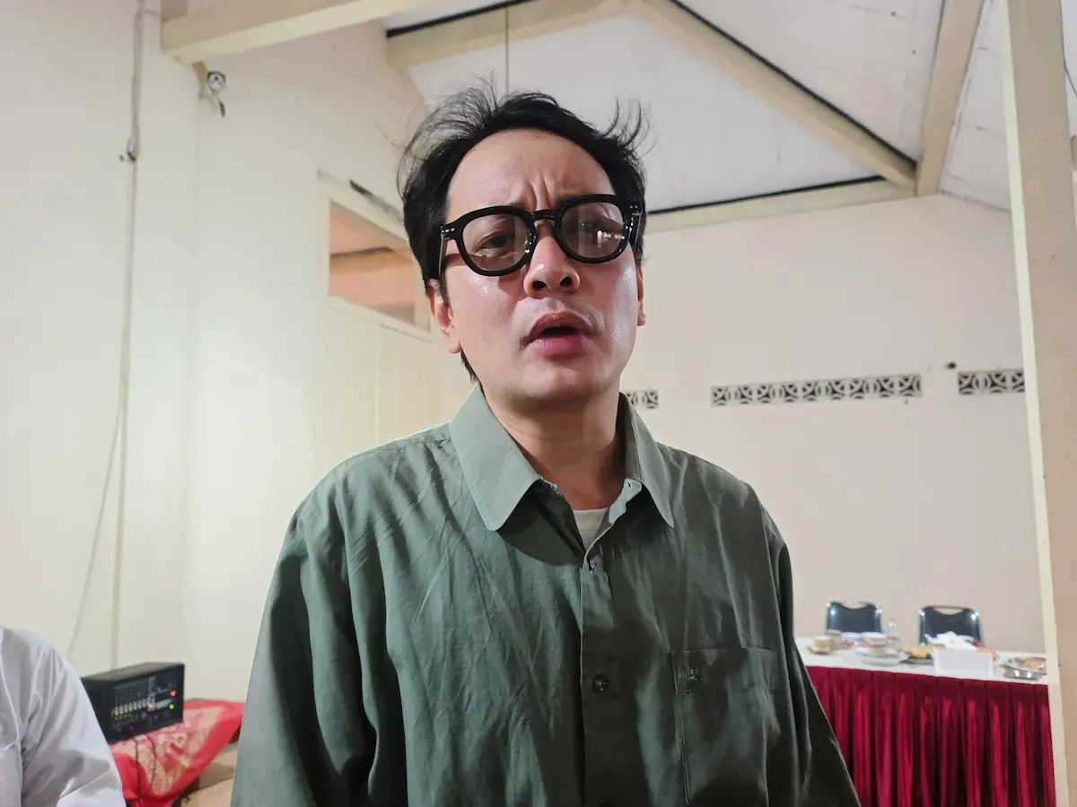 Wakil Bupati Purworejo Dion Agasi Setiabudi sedang diwawancarai oleh awak media mengenai penundaan pencairan THR Kepala Desa.