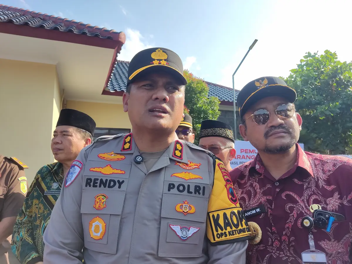 Kapolres Pemalang AKBP Rendy Setia Permana dan Bupati Pemalang Anom Widiyantoro sedang diwawancarai oleh sekumpulan wartawan.