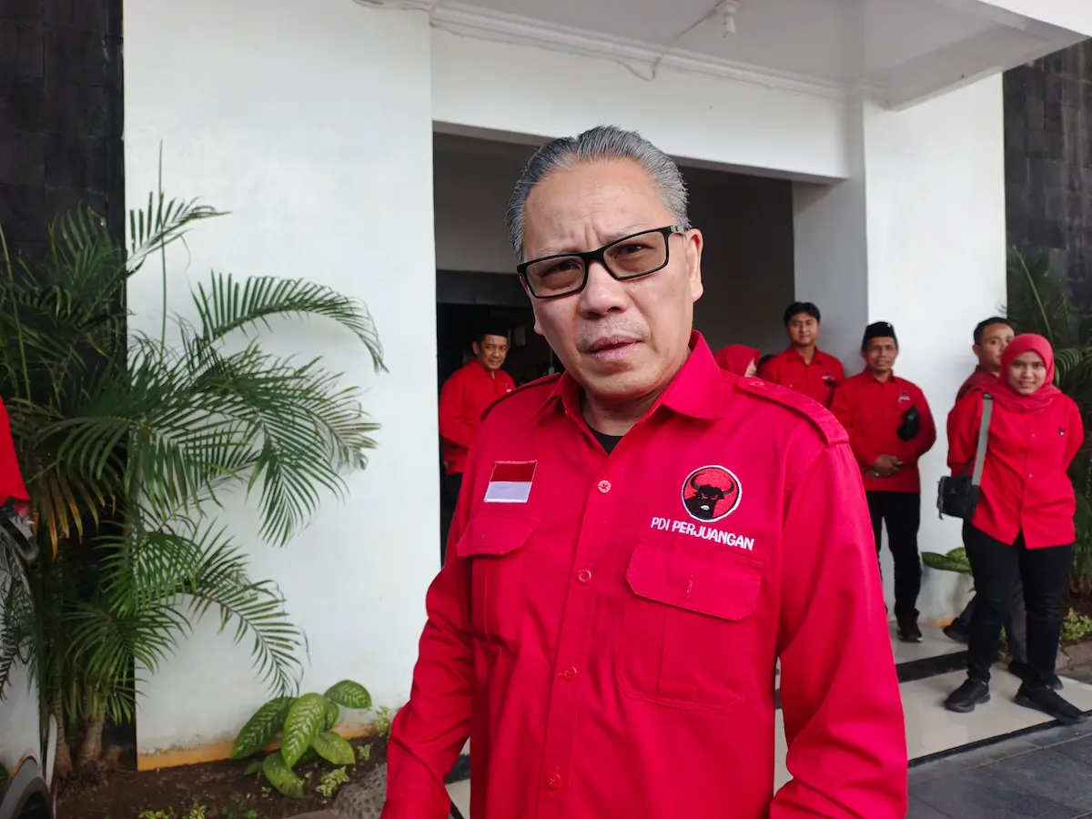 Ketua DPD PDIP Jateng Dolfie Frederik Palit memberikan keterangan pers usai acara konsolidasi partai di Purworejo