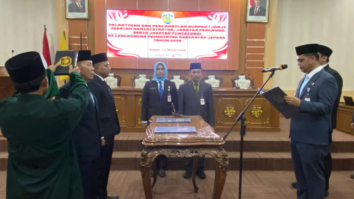 Bupati Jepara Witiarso Utomo melantik puluhan pejabat struktural dan fungsional di Gedung Shima sebagai langkah penyegaran birokrasi.