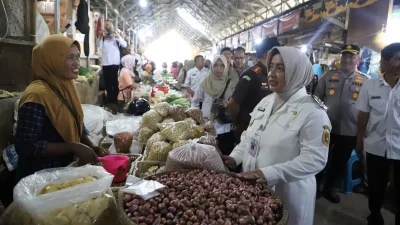 Bupati Purworejo Yuli Hastuti sedang berdialog dengan pedagang pasar untuk mengecek stabilitas harga bahan pokok.