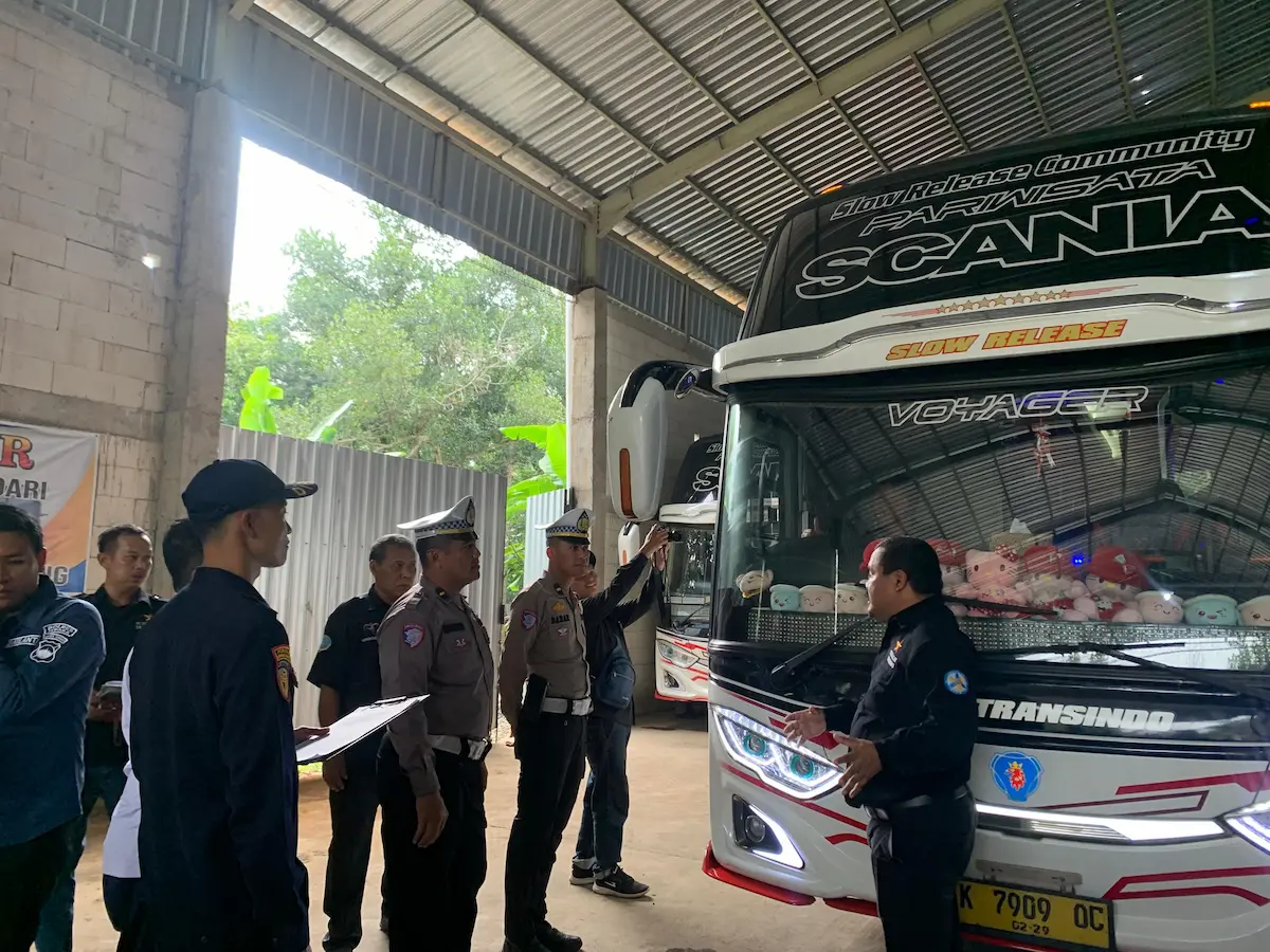 Petugas kepolisian dan Dishub Jepara sedang melakukan inspeksi keselamatan kendaraan atau ramp check pada armada bus penumpang