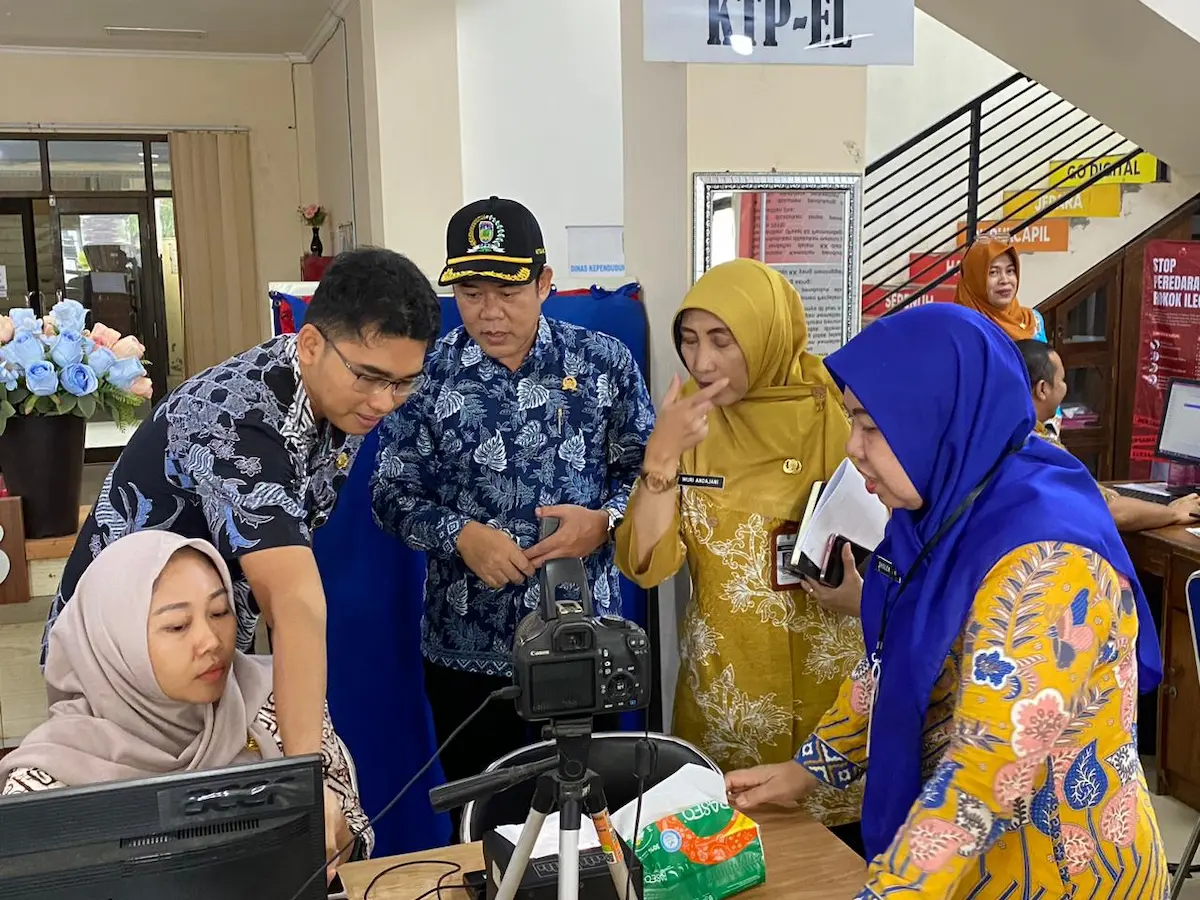 Ketua DPRD Jepara Agus Sutisna sedang meninjau dan berdialog dengan petugas pelayanan administrasi kependudukan di Kantor Disdukcapil Jepara.