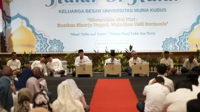 Ratusan sivitas akademika Universitas Muria Kudus saat mengikuti acara Halal Bihalal pasca-Idulfitri di auditorium kampus.