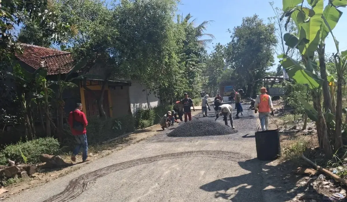 Sejumlah pekerja proyek sedang melakukan pengaspalan dan perbaikan ruas Jalan Cangak-Kebandungan di Kabupaten Pemalang menggunakan alat berat.