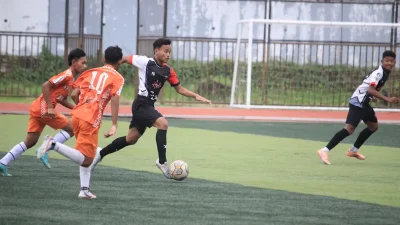 Para pemain muda Akademi Sarana Talenta Indonesia (ASTI) Kudus berlatih keras di lapangan sepak bola