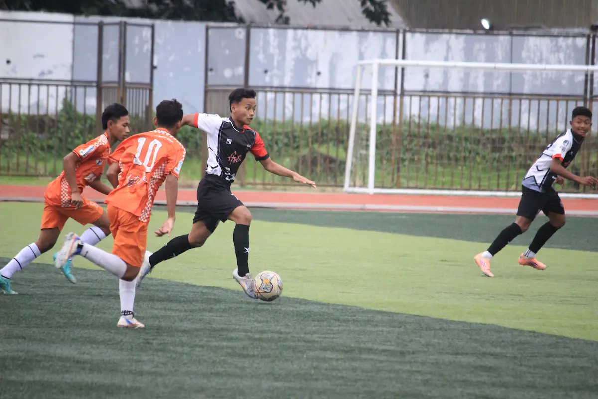 Para pemain muda Akademi Sarana Talenta Indonesia (ASTI) Kudus berlatih keras di lapangan sepak bola