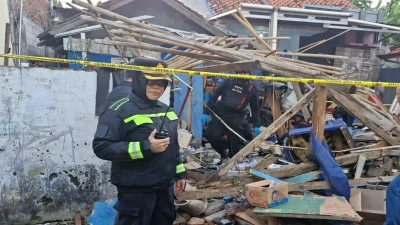 Polisi dari Polres Pekalongan Kota sedang melakukan olah TKP di area bangunan rumah warga yang hancur akibat insiden ledakan petasan.