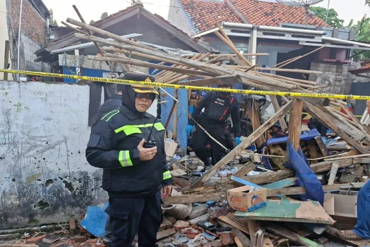 Polisi dari Polres Pekalongan Kota sedang melakukan olah TKP di area bangunan rumah warga yang hancur akibat insiden ledakan petasan.