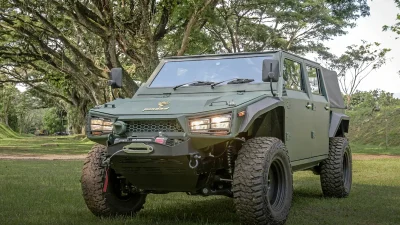 Kendaraan Taktis Maung 4x4 produksi PT Pindad berwarna hijau militer sedang bermanuver melintasi jalan tanah dan bebatuan.