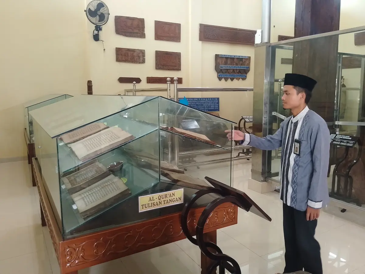 Seorang pria berdiri mengamati etalase peninggalan sejarah Islam di Museum Masjid Agung Demak.