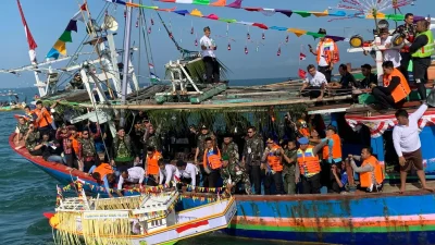Kapal rombongan Forkopimda Jepara sedang melarung kepala kerbau ke tengah laut dalam perayaan Pesta Lomban di perairan Pantai Jepara.