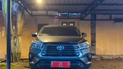 Mobil dinas operasional warna hitam berpelat merah K 28 E milik DPRD Blora terparkir di sebuah halaman