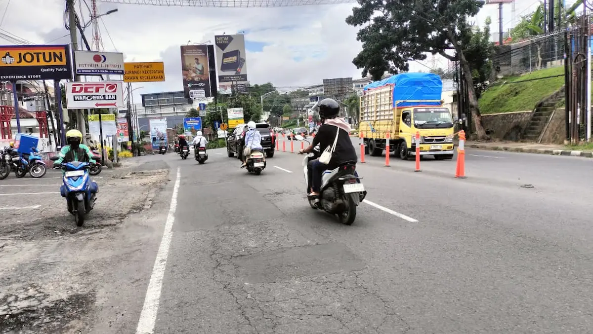 Kendaraan roda dua dan roda empat melintas padat di jalur menurun Jalan Gombel Lama Kota Semarang.