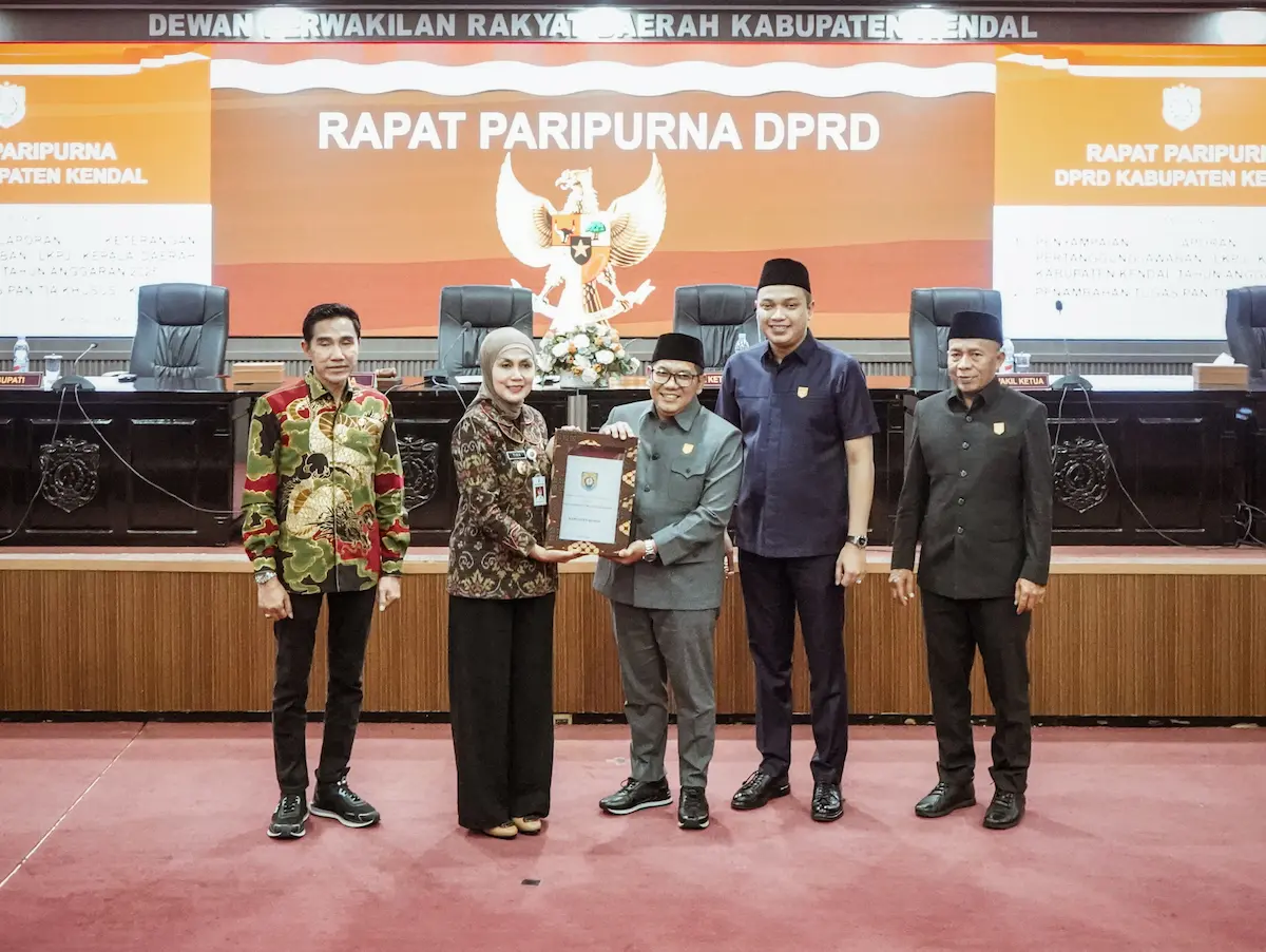Bupati Kendal Dyah Kartika menyerahkan dokumen LKPJ TA 2025 kepada Ketua DPRD Kendal Mahfud Sodiq dalam rapat paripurna.