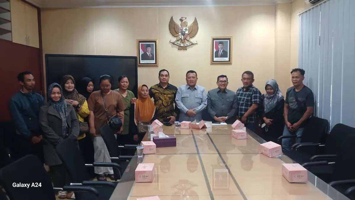 Kader Golkar dan puluhan korban dugaan penggelapan dana Koperasi Bhakti Makmur Jaya saat melakukan audiensi dengan Ketua DPRD Kendal Mahfud Sodiq.