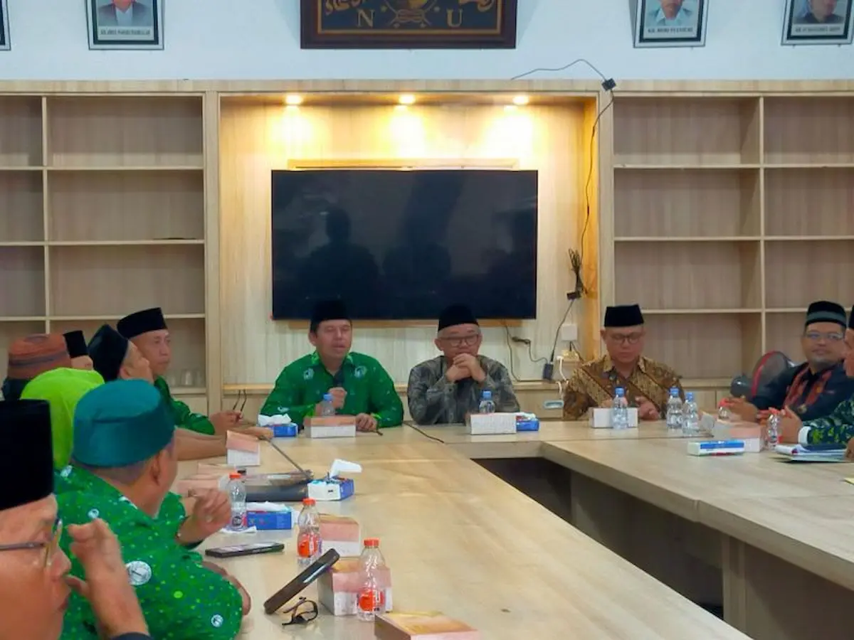 Mendikdasmen Abdul Mu'ti duduk berdialog bersama para pengurus LP Ma'arif NU dan Pergunu di dalam sebuah ruangan.