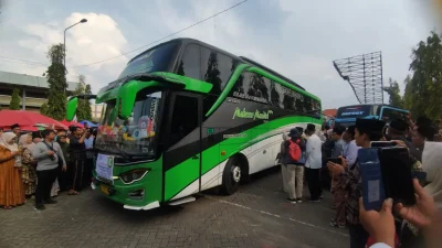 Barisan bus pariwisata terparkir rapi bersiap mengangkut ratusan santri Kendal yang hendak kembali ke pondok pesantren.
