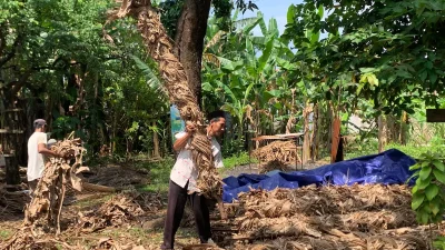 Hanya Tersisa 4 Perakit, Persiapan Ratusan Obor untuk Tradisi Perang Obor Jepara Dikebut