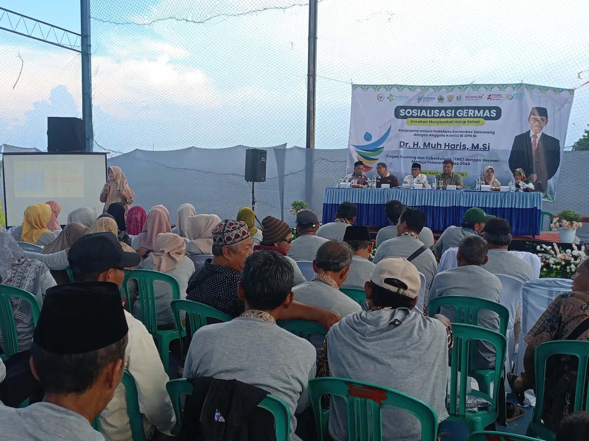Sekumpulan warga tengah mengikuti acara sosialisasi kesehatan terkait Germas dan pencegahan Tuberkulosis di dalam gedung olahraga.