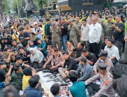 Tuntut Keadilan Kasus Andrie Yunus, Mahasiswa Semarang Gelar Unjuk Rasa di DPRD Jateng