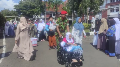 1.214 Jemaah Haji Kendal Berangkat, Lansia Berkursi Roda Dapat Pendamping Khusus