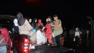 Bupati Pemalang Anom Widiyantoro saat turun langsung mengevakuasi warga yang terjebak banjir di kawasan Citywalk Pemalang.