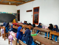 Sekolah Rusak Parah, Siswa SDN Mencon Terpaksa Numpang Belajar di Rumah Warga