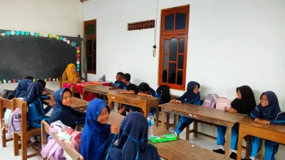 Sekolah Rusak Parah, Siswa SDN Mencon Terpaksa Numpang Belajar di Rumah Warga